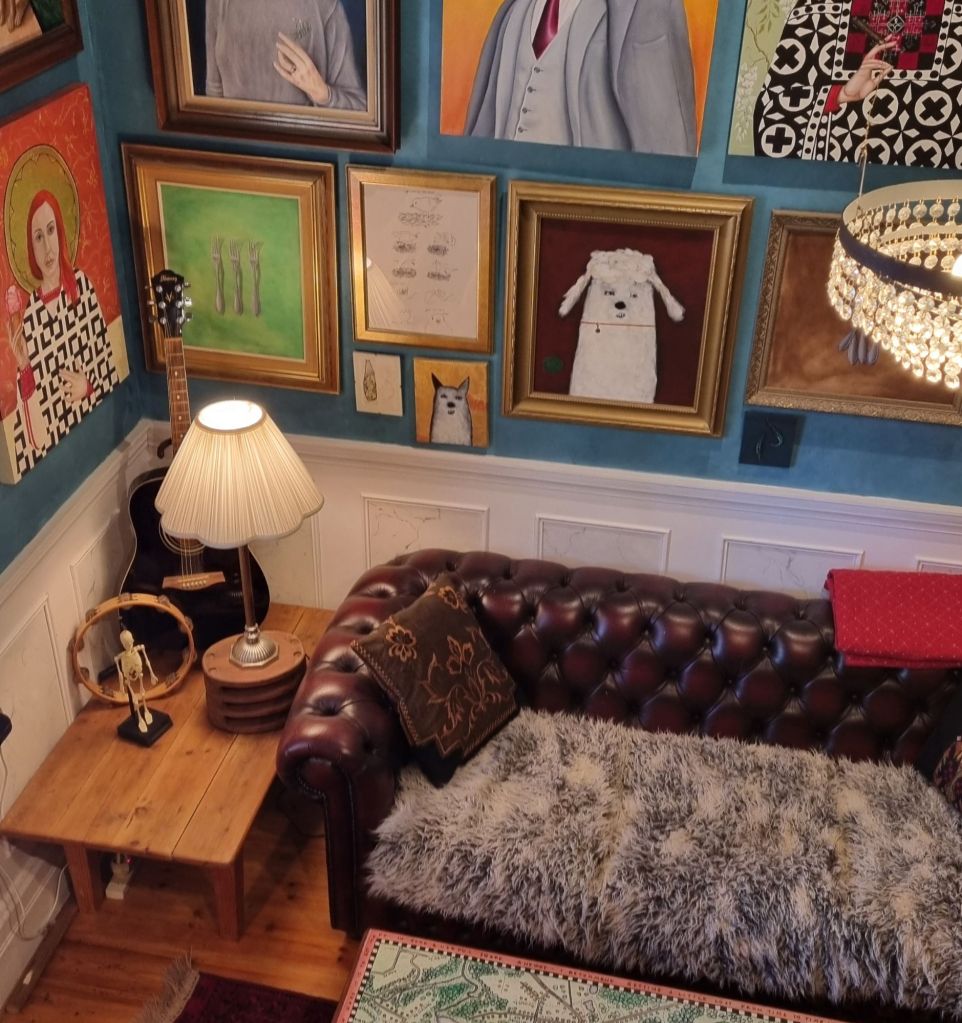 Relax, spend time with each other or take some own time. The room is packed with things to do.