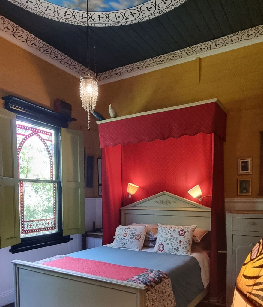 Queen sized bed, electric blanket, quality linen. Good night.